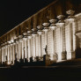 Des lampadaires chenilles devant le pavillon principal de l’Italie.