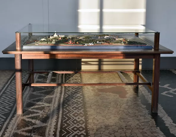 Mobilier Table vitrine © Ph. Lebruman 2020