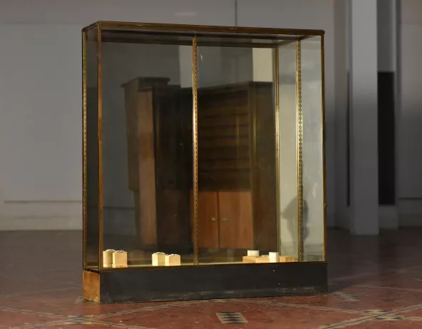 grande vitrine sur socle métallique