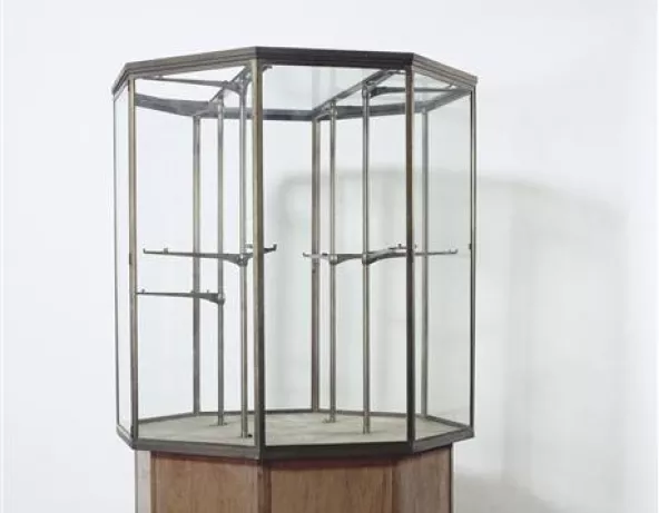 Vitrine octogonale sur pied, 2003