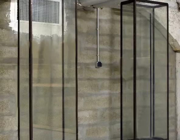 Vitrines sur socle métallique