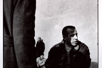 Chômeurs Nord Africains se retrouvant sur une place du quartier de Belsunce, Marseille