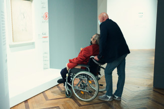 Un visiteur en fauteuil roulant
