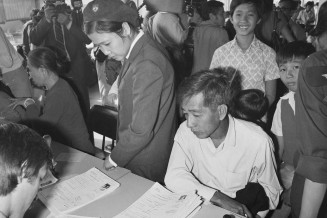 Accueil des réfugiés vietnamiens à l’aéroport Roissy-Charles-de-Gaulle, 1979