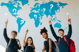 Enfants devant un planisphère