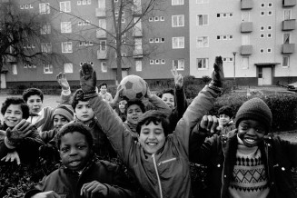 Enfants jouant aux pieds des immeubles situés aux Mureaux à côté de l’usine Renault à Flins (Yvelines)