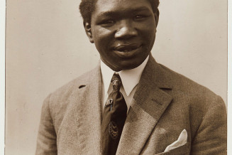 Portrait photographique en buste du boxeur franco-sénégalais Louis Mbarick Fall dit Battling Siki (1897-1925)