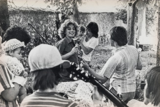 Photographie d'un groupe de réfugiés dont Alicia Bonnet-Krueger