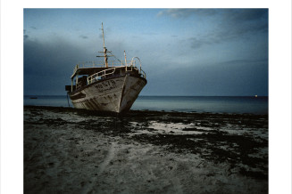 Laetitia Tura, Je suis pas mort, je suis là (titre de la série). Disparitions – bateau échoué. Zarzis, Tunisie, 2012
