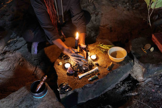 Cérémonie dans une cave par l'artiste