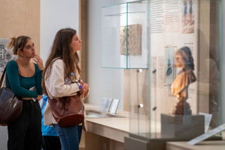 Public dans l'exposition permanente