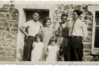 La famille Bassakyros avec deux amis