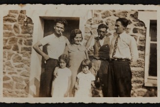 La famille Bassakyros avec deux amis