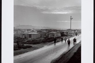 Jean Pottier, Bidonville de Nanterre (série), 1956, tirage gélatino-argentique sur papier. Collection du Musée national de l'histoire de l'immigration. 2006.234.1