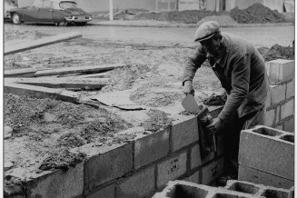 Immigrant construction worker, Paris region, 1965 © Gérald Bloncourt