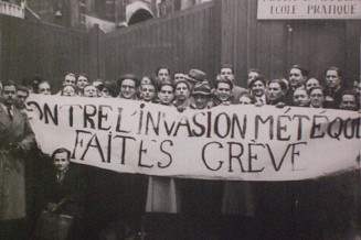 Contre l'invasion des métèques. Grèves des étudiants de médecine à Paris contre la concurrence étrangère, 1935, France Presse, Dazy © Musée national de l'histoire et des cultures de l'immigration, CNHI, Paris 