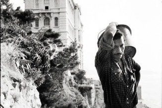 Monaco, réfection d’un chemin dans les jardins Saint Martin, travailleur algérien, 8/08/1984 © Photo : Jacques Windenberger. Musée national de l’histoire et des cultures de l’immigration