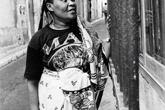 Marseille, Bonie, comorienne, quartier du Panier, en habit de fête pour le 14 juillet, 14/07/1992 © Photo : Jacques Windenberger. Musée national de l’histoire et des cultures de l’immigration