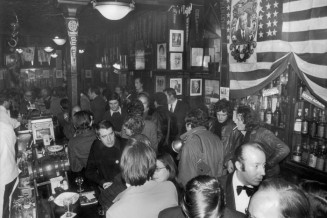 Americans from Paris gathered at Harry's bar for the American presidential election on November 8, 1972.© Keystone-France