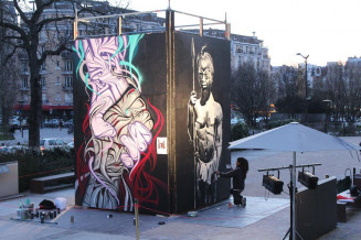 Les totems du collectif Osaro. Parvis du Palais de la Porte Dorée, mars 2016 © Musée national de l'histoire de l'immigration