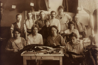 Atelier de confection pour hommes Skolni situé rue Marcadet à Paris, 18e arrt. Debout à gauche Raphaël Eskenazi, 1920 © Mémorial de la Shoah /C.D.J.C./M.J.P.