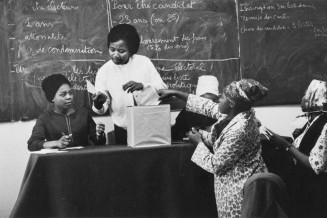 Reportage pour le centre d’éducation civique des Africaines à Paris, Le vote, 1965, Janine Niépce © Musée national de l'histoire et des cultures de l'immigration