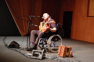 Concert de Marc Perrone à la Cité. Photo : Awatef Chengal © Cité nationale de l'histoire de l'immigration