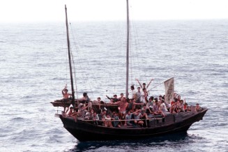 Vietnam mai 1988. A bord du "Mary" 400 boat-people secourus par Médecins du monde © Patrick Bar/Eyedea/Gamma