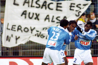 Strasbourg's Guy Mancamba Luyindula (C) is congratulated by team-mates Habib Beye (L) and Pierre Njanka Beaka (R) after scoring his team's 1st goal on December 03, 1999 against Bastia