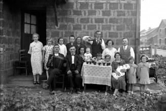 Famille polonaise posant dans son jardin d’une cité minière, 1920-1930. Photographie noir et blanc de Kazimir Zgorecki 