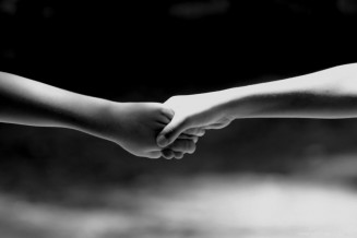 Main noire, main blanche