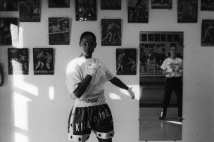 Photographie d'une salle de boxe avec deux femmes