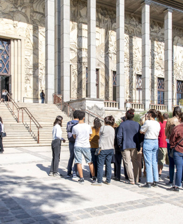 Public devant le Palais de la Porte Dorée