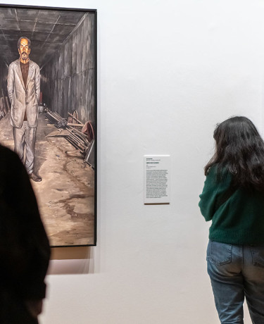 Public dans l'exposition Chaque vie est une histoire