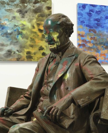 Vue de l’installation de "MONUMENTS", du 23 octobre 2025 au 3 mai 2026, au Geffen Contemporary at MOCA. 