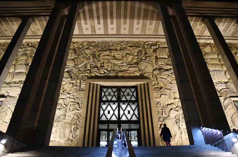 Photo du bas relief de nuit, éclairé