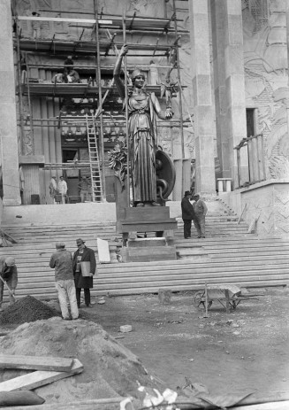 Installation de la statue La France de Léon Drivier 
