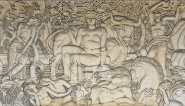 La figure centrale de l'abondance du bas-relief