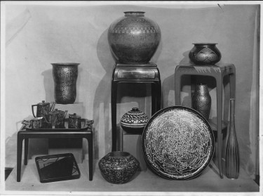 Photographie de Jean Dunand prise en 1925 pour documenter sa production
