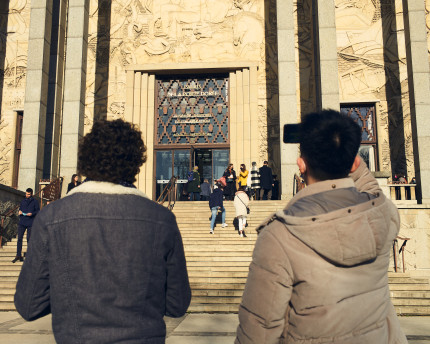 Jeunes photographiant le Palais de la Porte Dorée